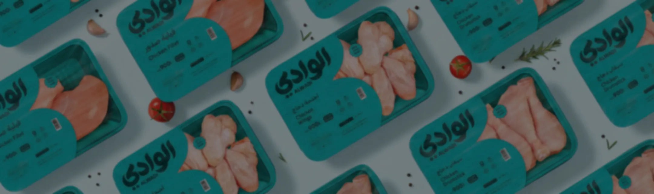 عبوات دجاج الوادي الطازج بلونه الوردي الفاتح، لمعرفة لون الدجاج الفاسد من الطازج